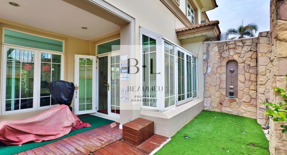 For sale 4 bedrooms house in Bang Kapi, Bangkok