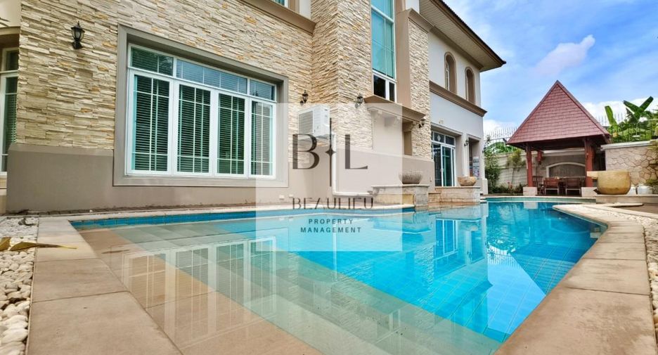 For sale 4 bedrooms house in Bang Kapi, Bangkok