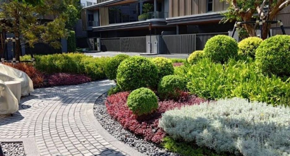 For rent 4 bedrooms townhouse in Wang Thonglang, Bangkok