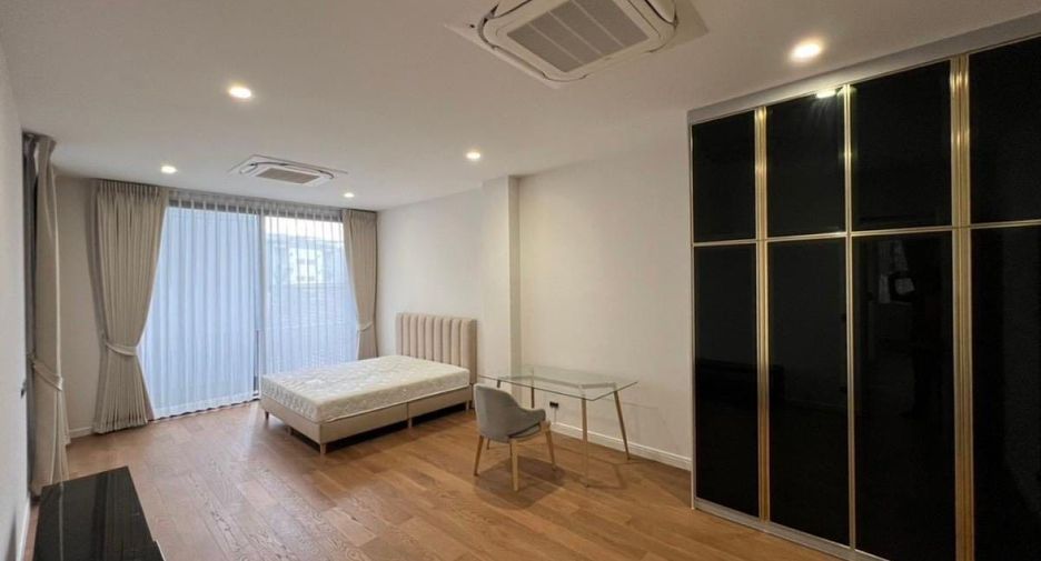 For rent 4 bedrooms townhouse in Wang Thonglang, Bangkok