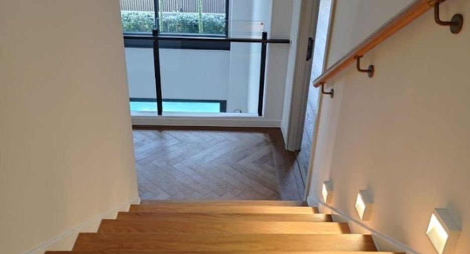 For rent 4 bedrooms townhouse in Wang Thonglang, Bangkok