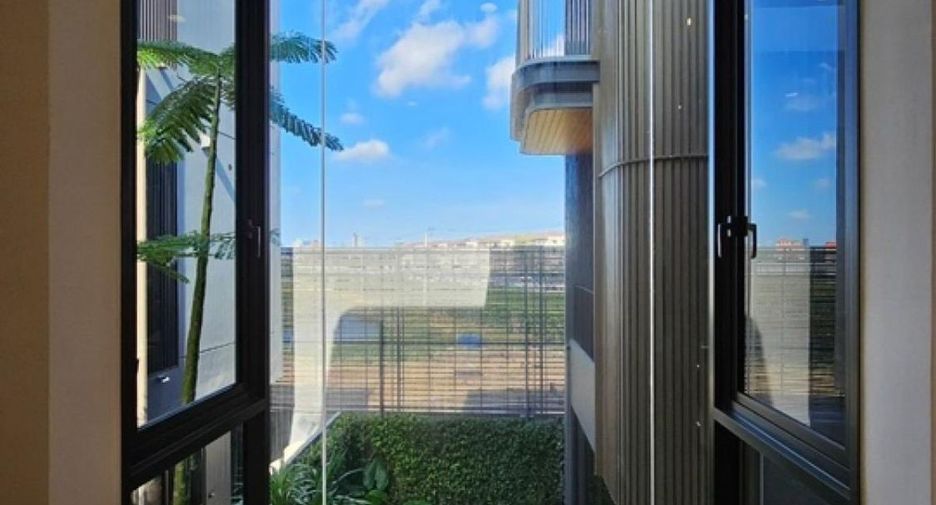 For rent 4 bedrooms townhouse in Wang Thonglang, Bangkok