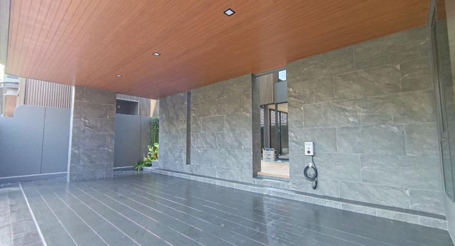 For rent 4 bedrooms townhouse in Wang Thonglang, Bangkok