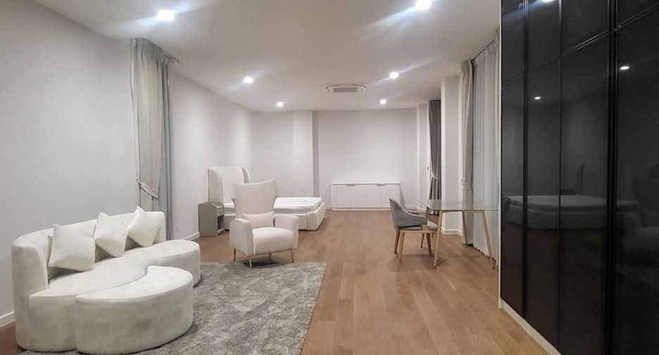 For rent 4 bedrooms townhouse in Wang Thonglang, Bangkok