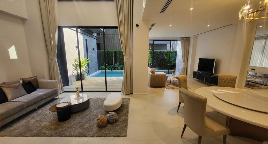 For rent 4 bedrooms townhouse in Wang Thonglang, Bangkok