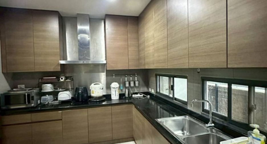 For sale 6 bedrooms house in Suan Luang, Bangkok
