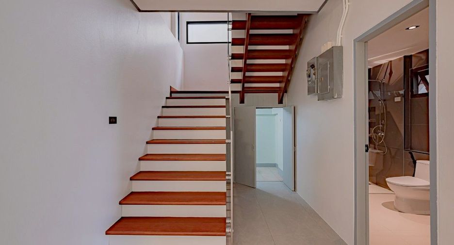For rent そして for sale 6 ベッドルーム house in Phra Khanong, Bangkok