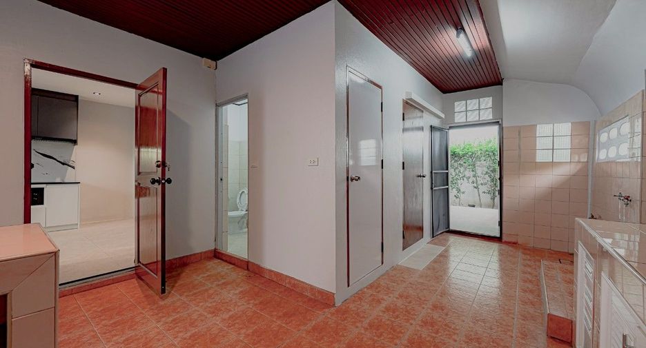 For rent そして for sale 6 ベッドルーム house in Phra Khanong, Bangkok