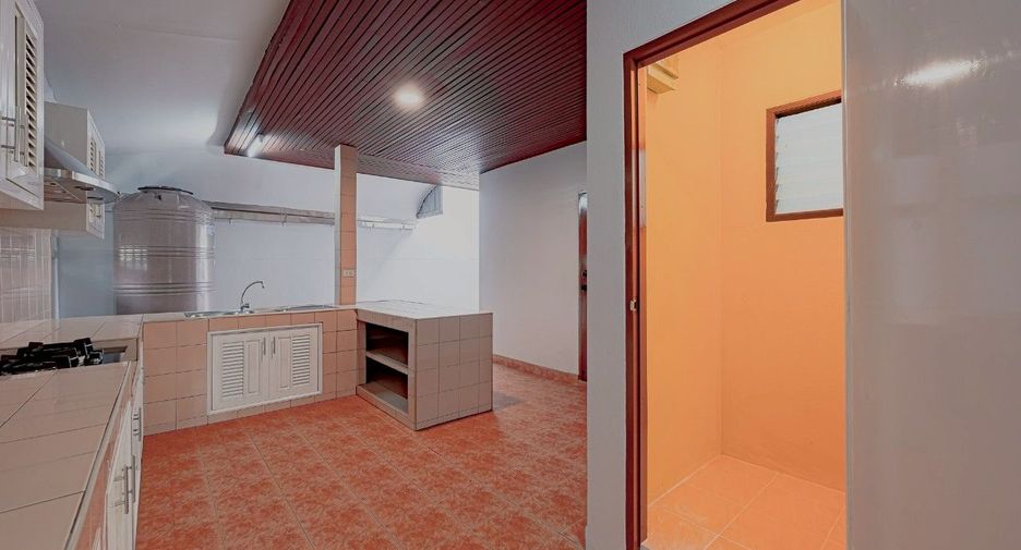 For rent そして for sale 6 ベッドルーム house in Phra Khanong, Bangkok