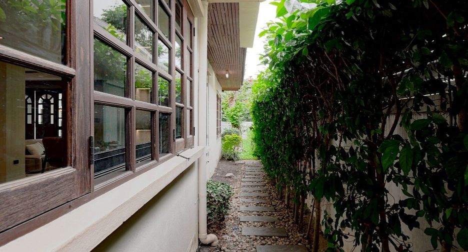 For rent そして for sale 6 ベッドルーム house in Phra Khanong, Bangkok