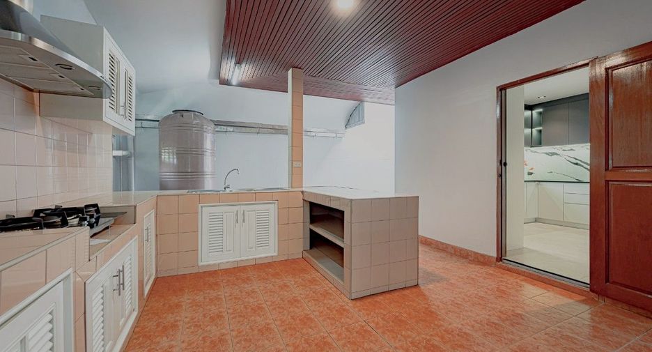 For rent そして for sale 6 ベッドルーム house in Phra Khanong, Bangkok
