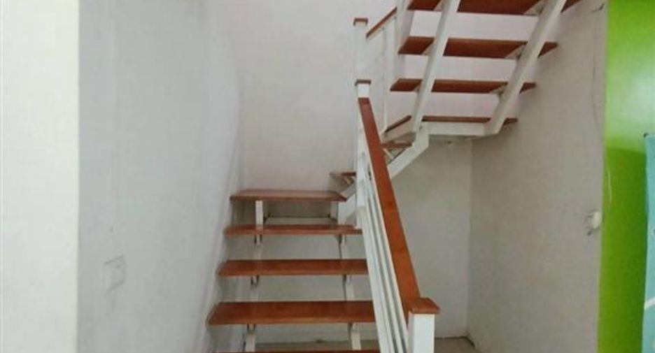 Casa adosada en venta de 3 habitaciones en Sam Phran, Nakhon Pathom