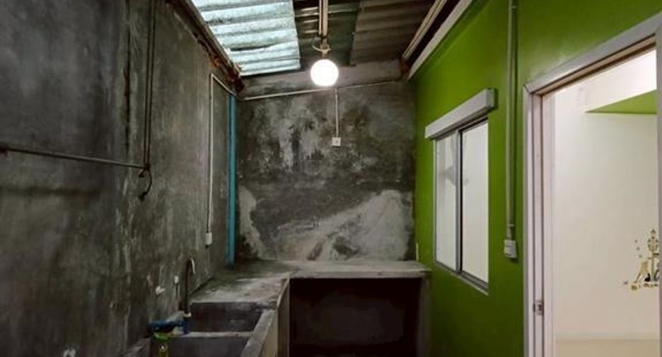 Casa adosada en venta de 3 habitaciones en Sam Phran, Nakhon Pathom