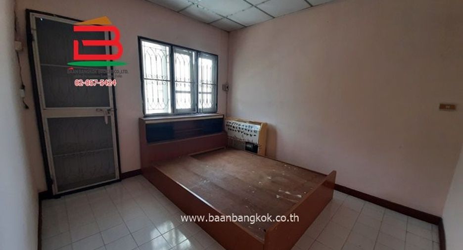 À vendre 3 chambres maison de ville à Bang Khun Thian, Bangkok
