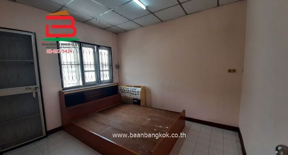À vendre 3 chambres maison de ville à Bang Khun Thian, Bangkok