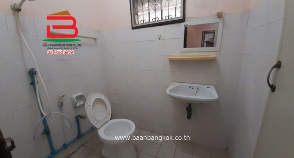 À vendre 3 chambres maison de ville à Bang Khun Thian, Bangkok