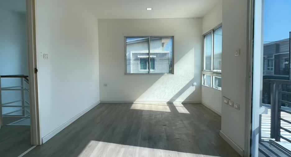 For sale 3 bedrooms townhouse in Mueang Samut Prakan, Samut Prakan