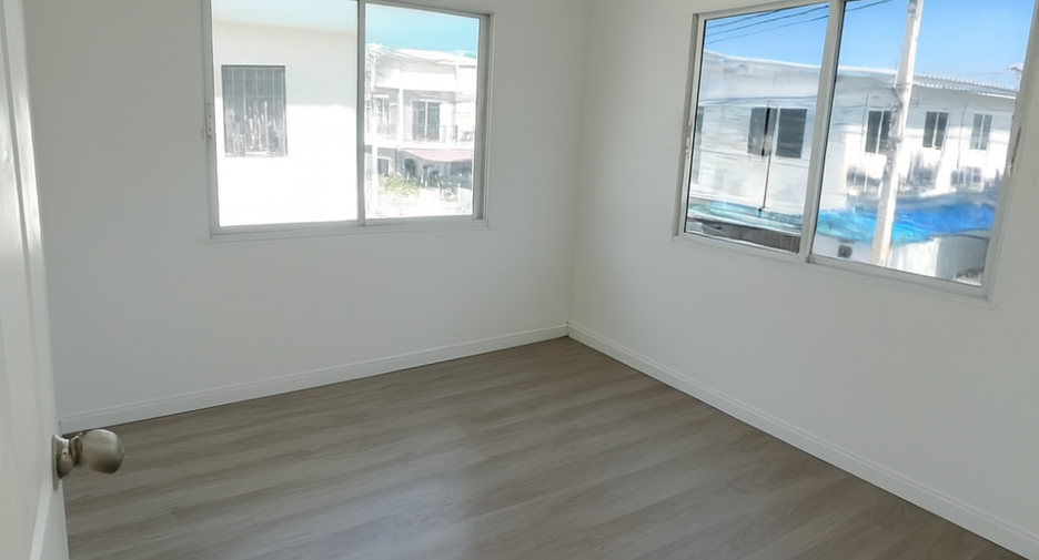 For sale 3 bedrooms townhouse in Mueang Samut Prakan, Samut Prakan