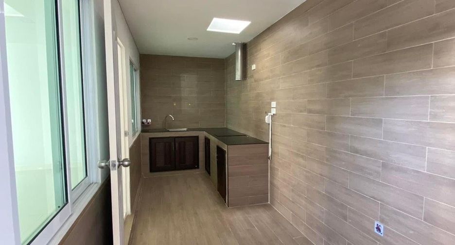 For sale 3 bedrooms townhouse in Mueang Samut Prakan, Samut Prakan