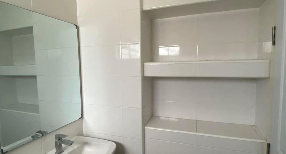 For sale 3 bedrooms townhouse in Mueang Samut Prakan, Samut Prakan