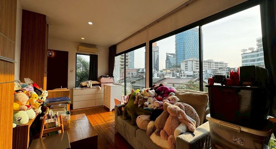 For rent 4 bedrooms house in Khlong Toei, Bangkok