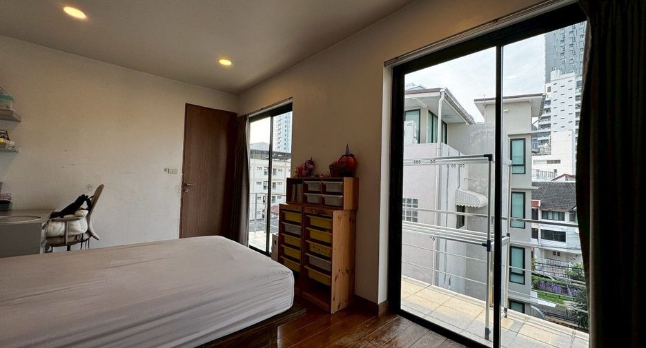 For rent 4 bedrooms house in Khlong Toei, Bangkok