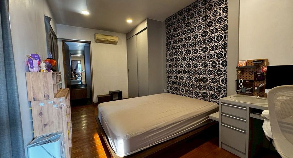 For rent 4 bedrooms house in Khlong Toei, Bangkok