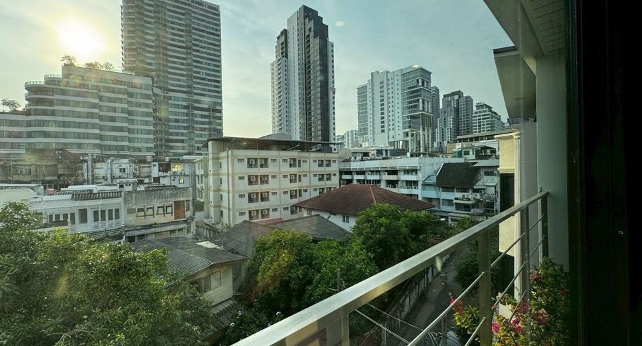 For rent 4 bedrooms house in Khlong Toei, Bangkok