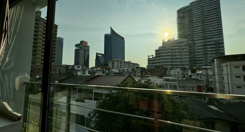 For rent 4 bedrooms house in Khlong Toei, Bangkok