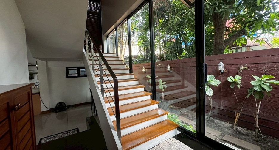 For rent 4 bedrooms house in Khlong Toei, Bangkok