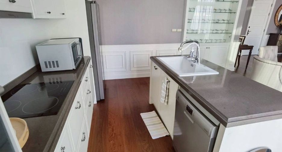 À louer 2 chambres appartement avec services à Watthana, Bangkok