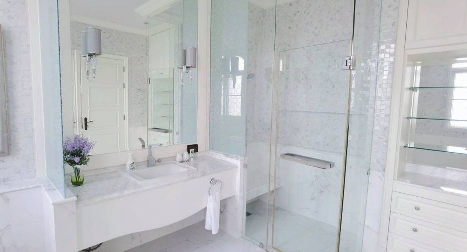 À louer 2 chambres appartement avec services à Watthana, Bangkok