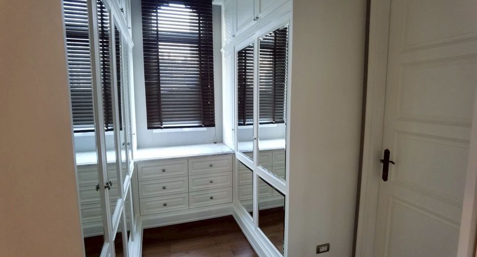 À louer 2 chambres appartement avec services à Watthana, Bangkok