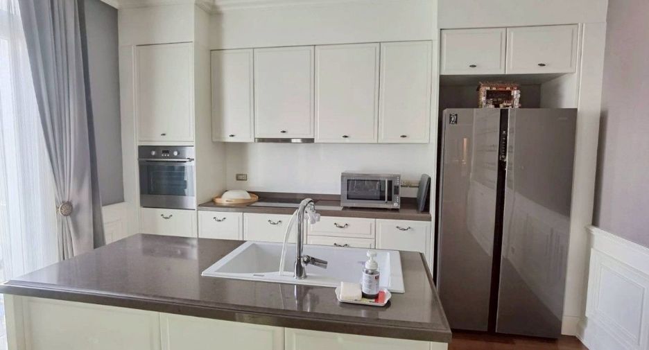À louer 2 chambres appartement avec services à Watthana, Bangkok