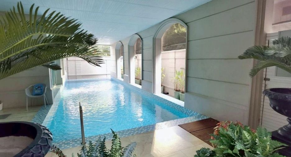 À louer 2 chambres appartement avec services à Watthana, Bangkok
