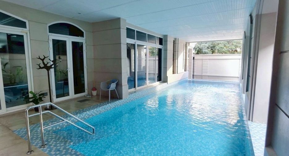 À louer 2 chambres appartement avec services à Watthana, Bangkok