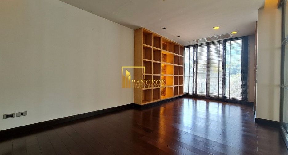 For rent 4 bedrooms apartment in Watthana, Bangkok