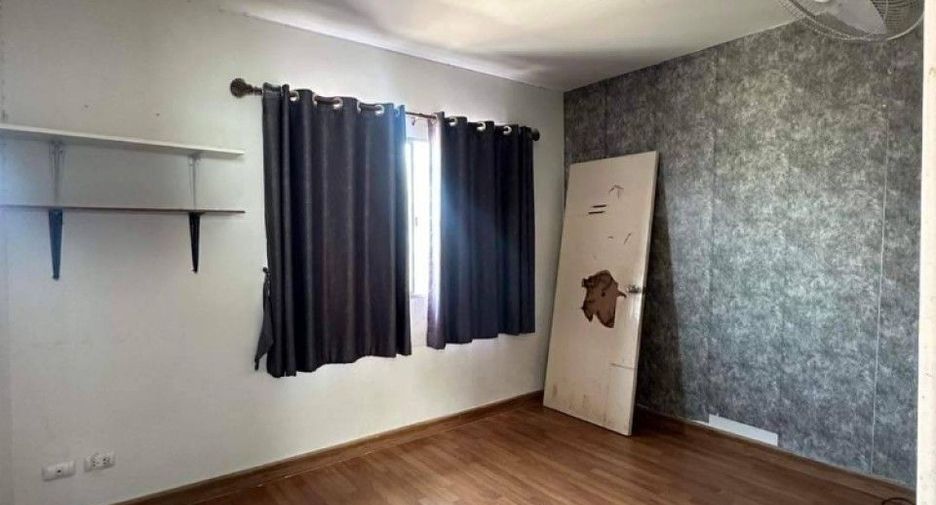 À vendre 3 chambres maison de ville à Si Racha, Chonburi