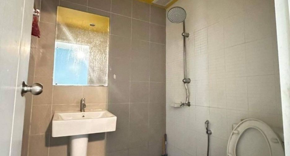 À vendre 3 chambres maison de ville à Si Racha, Chonburi