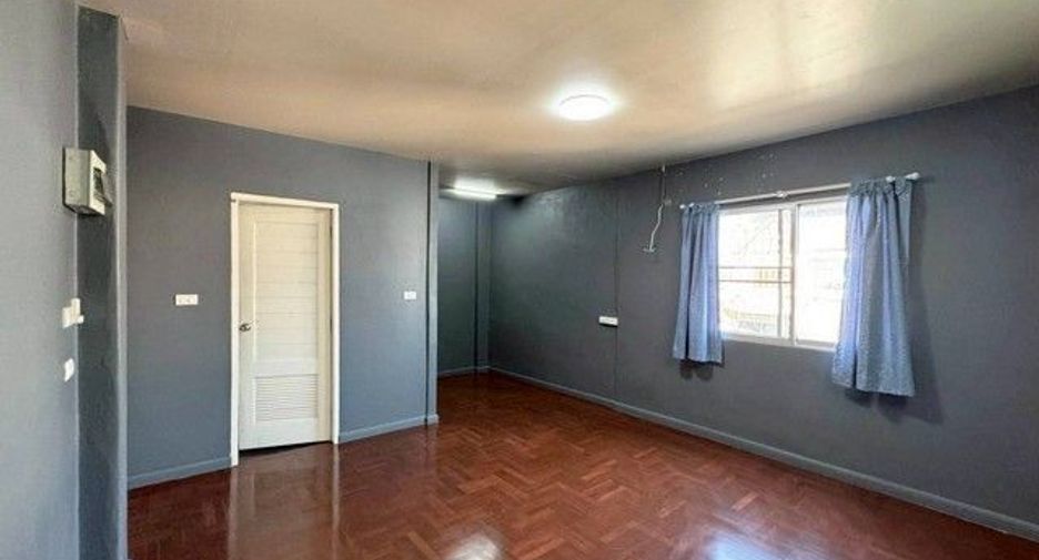 For rent 5 bedrooms townhouse in Suan Luang, Bangkok