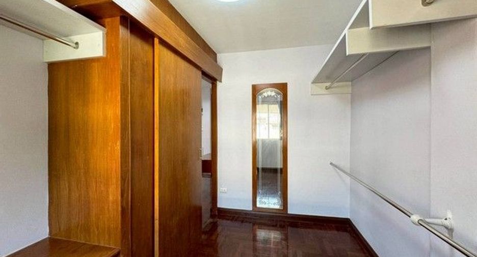 For rent 5 bedrooms townhouse in Suan Luang, Bangkok