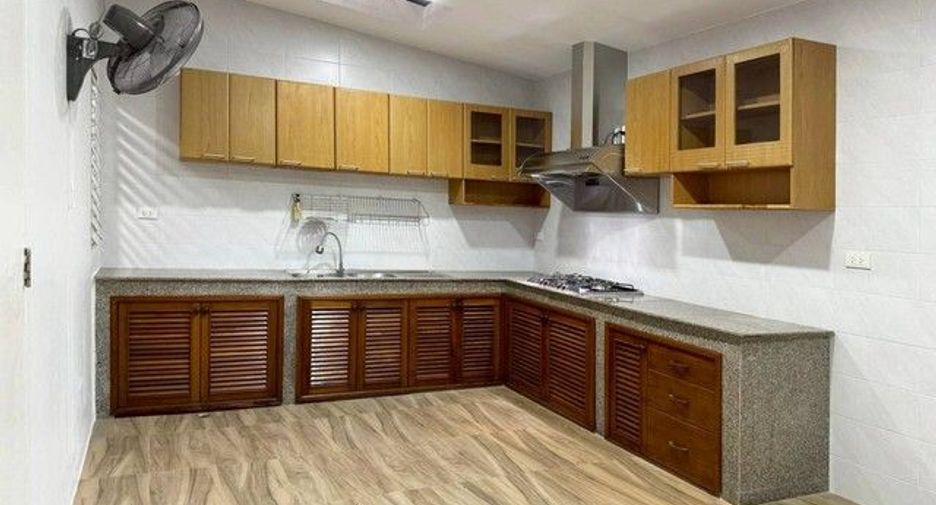 For rent 5 bedrooms townhouse in Suan Luang, Bangkok