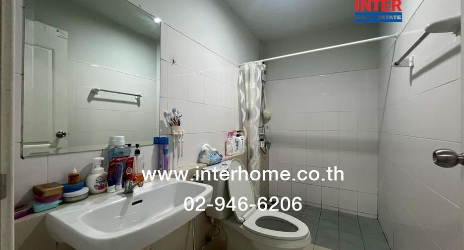 Casa adosada en venta de 3 habitaciones en Sai Noi, Nonthaburi