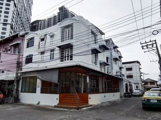 For sale 4 bedrooms townhouse in Huai Khwang, Bangkok