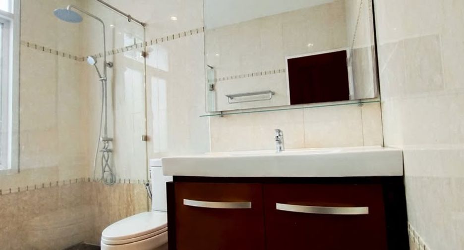 For sale 4 bedrooms townhouse in Huai Khwang, Bangkok
