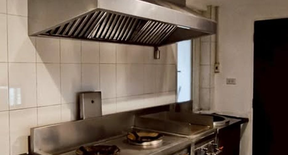 For sale 4 bedrooms townhouse in Huai Khwang, Bangkok