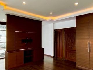 For sale 4 bedrooms townhouse in Huai Khwang, Bangkok