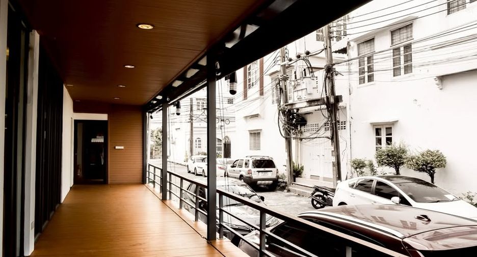 For sale 4 bedrooms townhouse in Huai Khwang, Bangkok