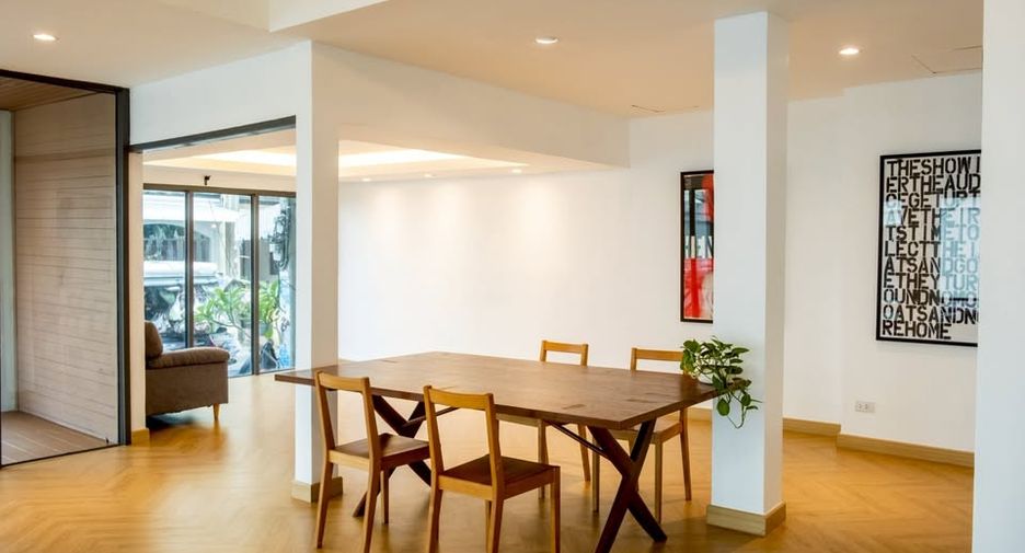 For sale 4 bedrooms townhouse in Huai Khwang, Bangkok