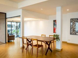 For sale 4 bedrooms townhouse in Huai Khwang, Bangkok